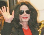 Джексон прячется от трансвестита