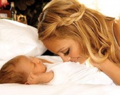 Николь Ричи показала малышку