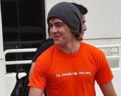 Зак Эфрон навещает больных раком детей