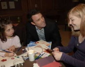 Бен Аффлек помогает детям