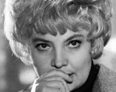 Медведев наградил Татьяну Доронину