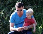 Лив и Саша Шрайбер в парке