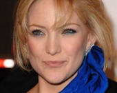 Человека с ружьем у дома Кейт Хадсон