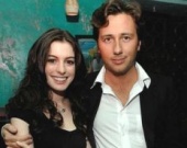 Бывший жених Энн Хэтэуэй хочет вернуть ее назад