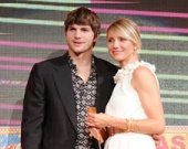 Деми присматривает за Эштоном!