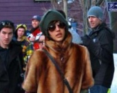 Джессика Альба утепляется