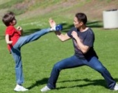 Марк Дакаскос учит детей драться