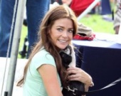 Дениз Ричардс помогает бездомным собакам