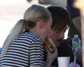 Кейт Босуорт жадно поглощает фаст-фуд