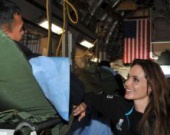 Джоли навестила раненых военных