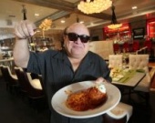 Дэни ДеВито в своем ресторане