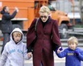 Кейт Бланшетт со своими детьми в парке