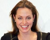 Анджелину Джоли окольцевали