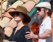 Джоли, Питт и дети на пляже Малибу