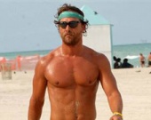 Серферы отомстили папарацци за Макконахи