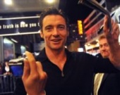 Крэйг и Джекмен дают автографы