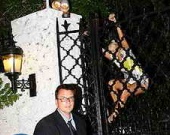 Пэрис Хилтон карабкается через забор