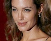 Анджелину Джоли оставили без одежды