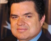 Оливер Платт станет Человеком в черном