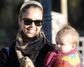 Альба посвящает все свободное время мужу и дочке