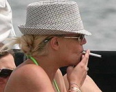 Бритни устроилась работать барменом?