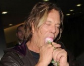 Микки Рурк ест розы