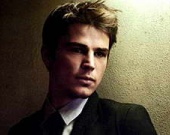 Студенческая скамья и футбольное поле для Джоша Хартнетта