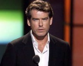 Папарацци подал в суд на Пирса Броснана