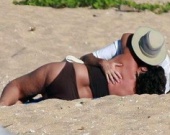 Пирс Броснан со своей толстушкой-женой на пляже