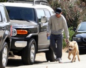 Райан Гослинг на прогулке с собакой