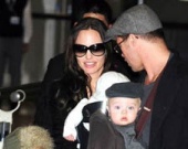 Джоли показала своих близнецов