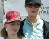 Ким Бэсинджер наняла телохранителей для дочери