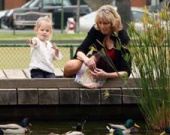 Вайолетт Аффлек гуляет с бабушкой