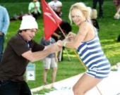 Памела Андерсон учиться кататься на сноуборде