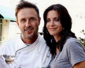 Дэвид Аркетт накормит голодающих