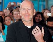 Брюс Уиллис угрожает ухажерам своих девочек