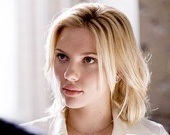 Скарлетт Йохансон с золотым котелком