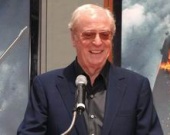 Майкла Кейна зацементировали