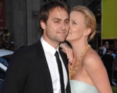 Шарлиз никогда не выйдет замуж за Стюарта