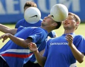 Футболисты посмотрят фильм о себе