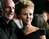 Коварный вырез открыл тело Йоханссон