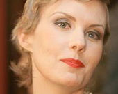 Рената Литвинова гоняется за брюнеткой