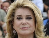 Катрин Денев не выглядит на свои годы Катрин Денев не выглядит на свои годы