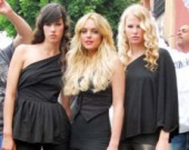 Линдси Лохан помогает Гаити легинсами