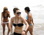 Хилари Дафф в черном бикини