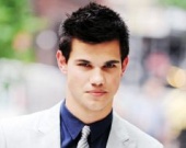 Тэйлор Лотнер судится из-за трейлера