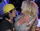 Томми Ли следит за Памелой Андерсон