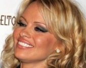 Памела Андерсон спасает собак