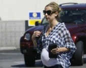 Беременная Сара Мишель Геллар гуляет с собакой