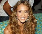 Альба сломала зуб во время поцелуя!